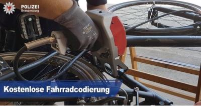 Foto zur Meldung: Fahrradcodierung auf dem Beeskower Marktplatz