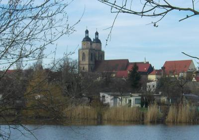 Die Wittenberger Stadtkirche vom Wallgraben aus gesehen