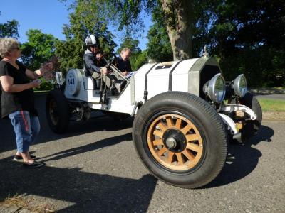 Der älteste Wagen bei der Durchfahrtskontrolle in Möglin: ein American La France von 1915