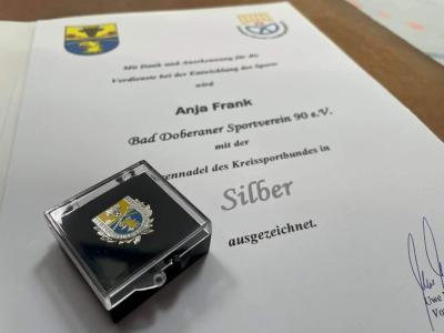 Foto zur Meldung: Anja Frank mit Ehrennadel in Silber geehrt