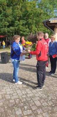 Foto zur Meldung: Ines Alscher erhält Ehrennadel in Bronze vom Landessportbund