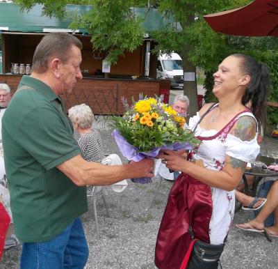 Heinz Krüwel überreicht unserer neuen Pächterin Yvonne Wilhelm die Blumen