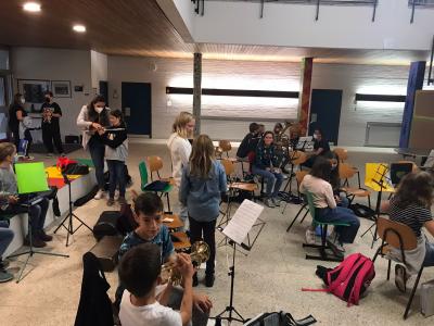 Erfolgreiche Offene Starter-Kids Probe und Instrumenten schnuppern