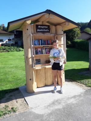 Foto zur Meldung: Neue Bücherbox im Prackenbacher Ortsteil Hagengrub ist jetzt in Betrieb