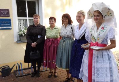 Ein Blickfang in ihren Trachten waren die Frauen vom Traditionsverein und Anett Sischke (l.) aus Ruben, zugleich Sorben-/Wendenbeauftragte des Amtes sowie Lena Melnikoff. (r.).