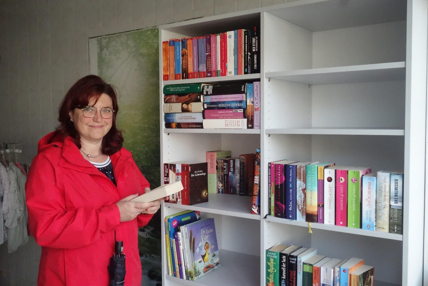 Auch Gemeindevertreterin Antje Hotzan stöberte schon mal im neuen öffentlichen Bücherregal.