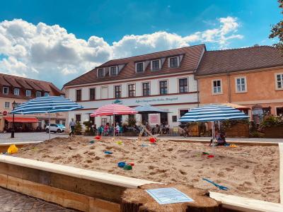 Foto zur Meldung: Sandkasten auf dem Marktplatz abgebaut
