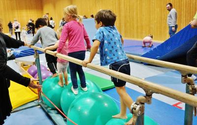 Foto zur Meldung: So viel Trubel war nie in der Sporthalle – das war der erste Tag des Kinderturnens beim SV Schmalensee