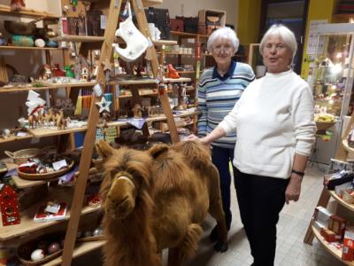 Das Advents-Kamel wird willkommen geheißen von Uschi Linnig und Birgit Wertgen