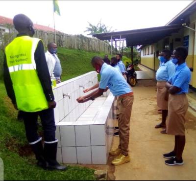 Handwasch-Station vor den Klassenzimmern verbessert die Hygienesituation