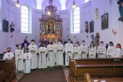Foto zur Meldung: 1. Adventsonntag mit Ministrantenaufnahme und Verabschiedung in der Pfarreiengemeinschaft