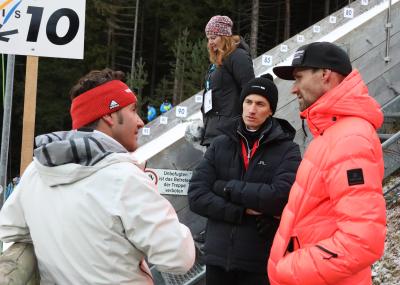 Sven Hannawald (rechts), hier im Gespräch mit Martin Schmitt und DSV-Sportdirektor Horst Hüttel, gewann 2002 als erster Skispringer der Tourneegeschichte alle vier Springen - Foto: Joachim Hahne / johapress