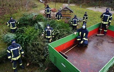 Die Feuerwehr sammelte auch 2021 die Weihnachtsbäume mit Maske und Abstand ein