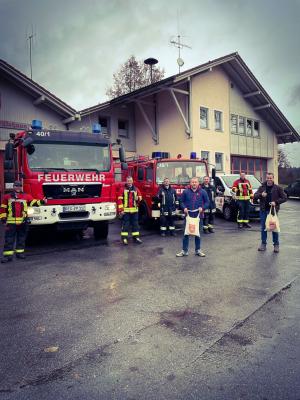 Foto zur Meldung: Prackenbacher-Feuerwehrpackerl als erfolgreicher Christbaumversteigerungs-Ersatz