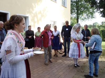Mit Brot und Salz wurde die Jury herzlich am Gutshaus Seydlitz begrüßt. (Bild vergr&ouml;&szlig;ern)