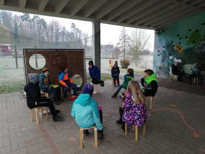 Frühstück auf dem Pausenhof (Bild vergr&ouml;&szlig;ern)
