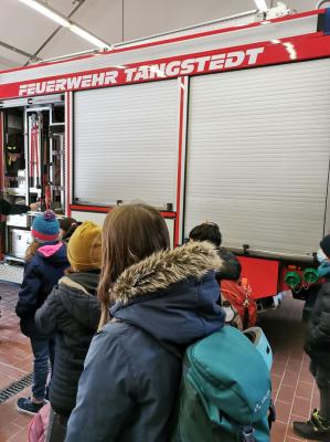 Die Schülerinnen und Schüler der 3.Klasse bewundern die Fahrzeuge der Feuerwehr Tangstedt.