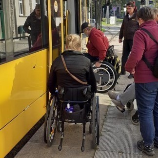 Foto zur Meldung: Mobilitätstraining mit der Dresdner Straßenbahn (SH-NEWS 2021/096 vom 18.10.2021)