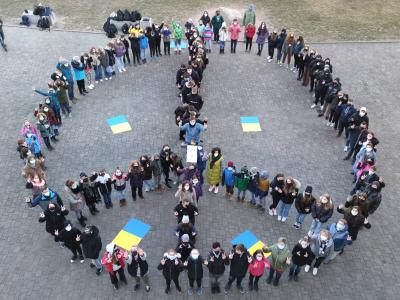 Die Schülerinnen und Schüler setzen ihr Zeichen für den Frieden