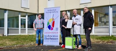 Meldung: Begehrter Werkzeugkoffer Sto-Stiftung an Maler-Azubi Annalena Heinitz