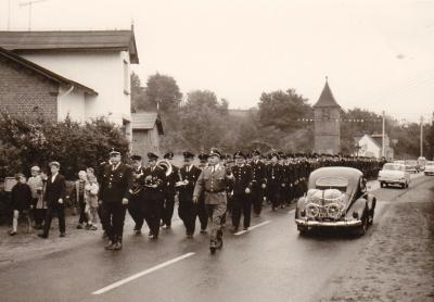 Foto zur Meldung: Historisches Kalenderblatt im April: Umzug zum Amtsfeuerwehrtag 1964