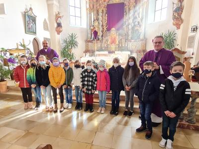 Foto zur Meldung: Erstkommunionkinder stellten sich bei den Gottesdiensten in Prackenbach und Moosbach am 20.03.2022 den Gläubigen vor