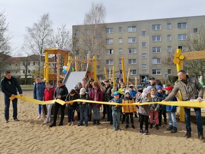 Foto zur Meldung: Wiedereröffnung des „Bienenspielplatzes“ in der Karl-Liebknecht-Straße