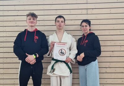 Foto: v.l.n.r.: Trainer Nico Frank, Kämpfer Micha Richter, Trainerin Maxime Joos Foto zur Meldung: JVU-Judoka beim Gürtelfarbenturnier: 4mal Silber, 3mal Bronze