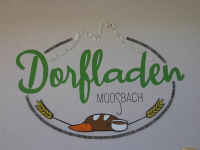Logo des Dorfladen Moosbach mit Mosaiksteinen und Teilen des Pfahles gelegt von Max Probst, Moosbach