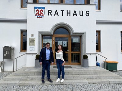 Bürgermeister Andreas Eckl mit der neuen Mitarbeiterin Marina Wühr