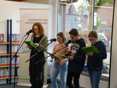 In der St.-Otger-Bücherei lasen die jungen Autor:innen das Hörspiel 