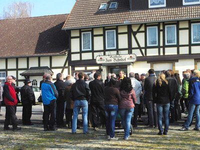 Demonstration vor Ort für den Bahnhalt in Uslar-Verliehausen.