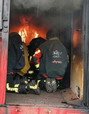Atemschutzgeräteträger trainieren im Brandcontainer