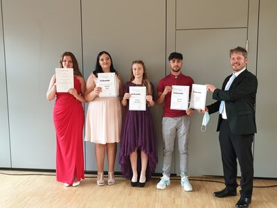 Foto zur Meldung: Abschlussfeier mit Hindernissen an der Friedrich-Karl-Ströher Realschule plus Simmern