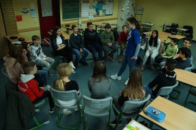 Foto zur Meldung: Medienscouts der Friedrich-Karl-Ströher Realschule plus klären Schüler der Jahrgangsstufe 5 über Medien als Zeitfresser auf