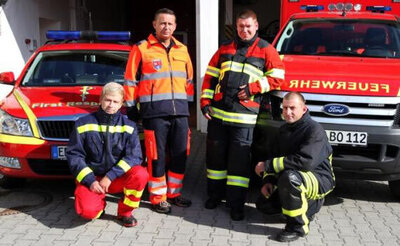 Die Bockauer Feuerwehr bekam neue Jacken und Hosen - sowohl für die Träger der Atemschutzgeräte (rechts im Bild) als auch für die First-Responder-Rettungseinheit (links im Bild). Die neue Kleidung bietet viele Vorteile. Im Bild alt und neu: Kevin Wendler (ganz links) trägt die alten First-Responder-Sachen aus dem Jahr 2004, rechts neben ihm Feuerwehr-Chef Jörg Seeliger in der neuen Montur. Falko Zeeh (ganz rechts) hat die alten Klamotten an. Franko Rothe (2. von rechts) zeigt die neuen. (Bild vergrößern)