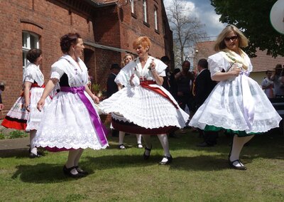 Werbenerinnen tanzen in ihren wunderschönen Festtagstrachten auf dem Pfarrhof.