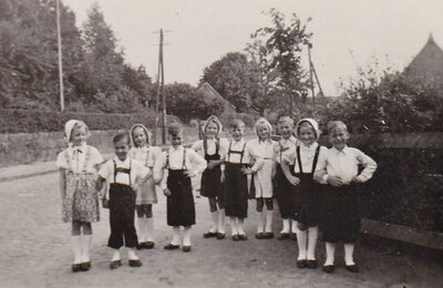 Foto zur Meldung: Historisches Kalenderblatt im Juni: Kindervogelschießen 1951 in Schmalensee