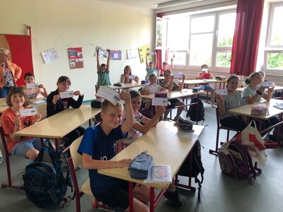 Gemeinde sponsert Freibad-Gutscheine für die Schüler der Grundschule Hirschfeld (Bild vergrößern)