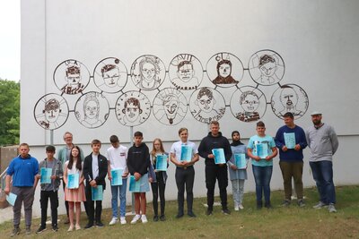 Schüler-Porträts schmücken die Fassade der Carl-Diercke-Schule