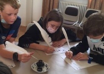 Meldung: „Ora et Labora – Bete und Arbeite“ – Die Kinder der 3b schlüpfen in Liesborn in die Rollen von KlosterschülerInnen