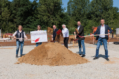 Foto zur Meldung: Oberbürgermeister Lewe setzt ersten Spatenstich für Neubau der Grundschule Sprakel