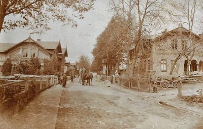 Foto zur Meldung: Historisches Kalenderblatt im Juli: Dorfstraßenszene um 1907 in Schmalensee