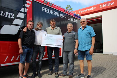 Foto zu Meldung: Spende für die Freiwillige Feuerwehr Gielow