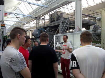 Angehende Maschinen- und Anlagenführer zu Besuch am ITM der TU Dresden (Bild vergrößern)