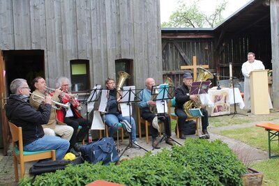 Fröhlicher Neustart von „Kirche im Dorf“ in Mühlbach