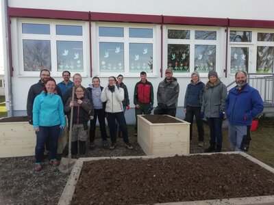Elterneinsatz: Hochbeete fürs Schulgarten - Projekt am 11.4.22 (Bild vergrößern)