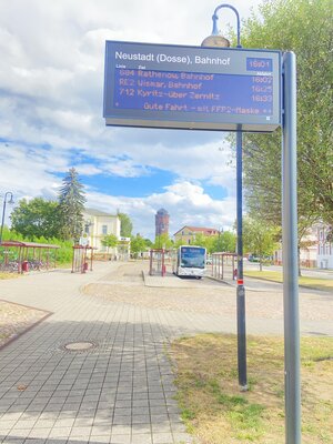 Foto zur Meldung: Dynamisches  Fahrgastinformationssystem (DFI Anzeiger) am Bahnhofsvorplatz in Neustadt (Dosse)