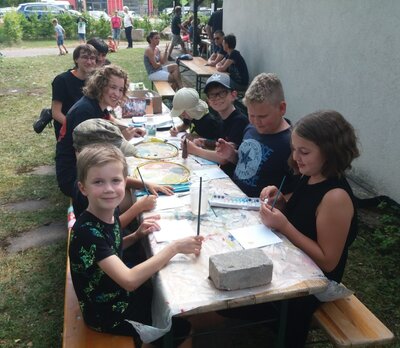 JVU-Kids beim malen und basteln