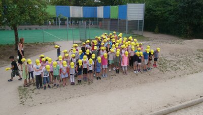Mit der gelben Kappe für mehr Sicherheit auf dem Schulweg
